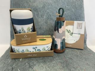 Lunchbox aus Pflanzenzucker und Lunchpod mit Blätterdesign, Geschirrtuch mit Blättermotiv, Doppelwandflasche aus Edelstahl.