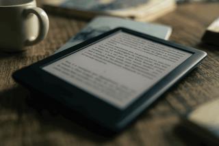 Reader am Tisch liegend