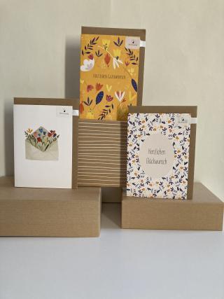 Glückwunschkarten mit unterschiedlichen Motiven und Sprüchen.