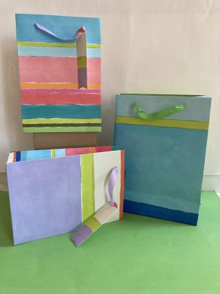 Unterschiedlich große Geschenktaschen in verschiedenen Farben und Designs.