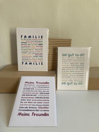 Diverse Grußkarten mit unterschiedlichen Sprüchen. 