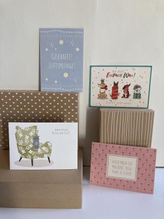 Diverse Glückwunschkarten mit unterschiedlichen Motiven und Sprüchen. 