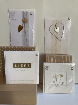 Diverse Glückwunschkarten mit unterschiedlichen Motiven und Sprüchen. 