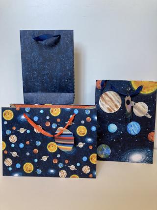 Verschiedene Geschenktaschen mit unterschiedlichen Motiven und in unterschiedlichen Größen. 