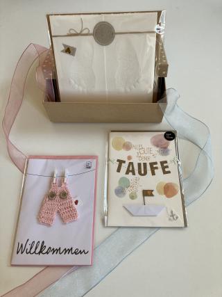 Diverse Glückwunschkarten zur Taufe mit unterschiedlichen Motiven und Sprüchen. 