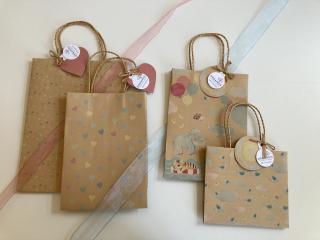 Diverse Geschenktaschen mit unterschiedlichen Motiven.