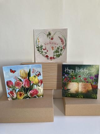 Quadratische Glückwunschkarten mit unterschiedlichen Motiven und Sprüchen. 
