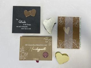 50 Gästebuchkarten zur Hochzeit, Hochzeitsbillett mit Herz- und Blättermotiven, Herzkluppen, Schiefertafel mit der Aufschrift Das Glück ist das Einzige, was sich verdoppelt, wenn man es will.