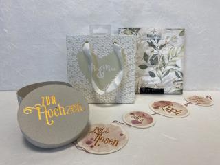Mr und Mrs Geschenktasche, Servietten, Spruchgirlande mit der Aufschrift Für Euch soll's rote Rosen
