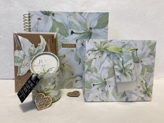 Gästebuch, Billett, Geschenktasche und Musik-Gift-Box mit großblumigen Lilienmotiven und hölzerne Dekoherzen in unterschiedlicher Größe.