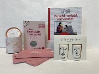 Hochzeits-Fotospiel, kleine Music-Gift-Box mit Herz-Motiven, Buch Verliebt, verlobt, verheiratet! von Uli Stein, Porzellan-Salz- und Pfefferstreuer.
Führt zu unseren weiteren Artikeln 