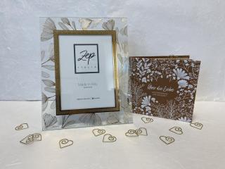 Glas-Bilderrahmen mit dekorativem Blättermuster, Buch Über die Liebe, goldene Büroklammern in Herzform.