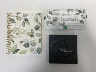 Notizbuch in Größe A5 mit Blättermotiv, Geschenkumschlag mit Blättermotiv, Schiefertafel mit dem Schriftzug Die Liebe ist das Größte.