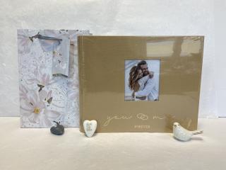 Sandfarbenes Gästebuch mit der Aufschrift You & Me forever, Geschenketasche mit großblumigem Aufdruck, Prozellanvogel, Steinherzen mit unterschiedlichem Aufdruck