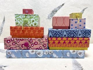 Verschiedenfarbige Geschenkboxen von Tudibillo in unterschiedlicher Größe.
Führt zu unseren weiteren Artikeln der Rubrik 