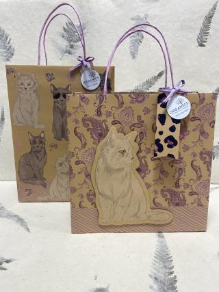 Organics-Geschenktaschen mit Katzen-Motiven in unterschiedlicher Größe, die zu 100 Prozent recyclebar sind.