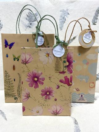 Organics-Geschenktaschen mit unterschiedlichen Motiven und in verschiedenen Größen, die zu 100 Prozent recyclebar sind.