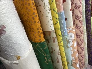 Loktapapier in verschiedenen Farben und mit unterschiedlichen Mustern.