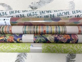 Grass-Geschenkpapier in unterschiedlichen Farben und Designs.