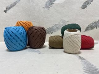 Geschenkbänder aus 100 Prozent Baumwolle in verschiedenen Farben. 