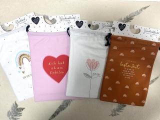 Nachhaltige Geschenkbeutel aus 100 Prozent Baumwolle in verschiedenen Farben und mit unterschiedlichen Motiven und Sprüchen bedruckt. 