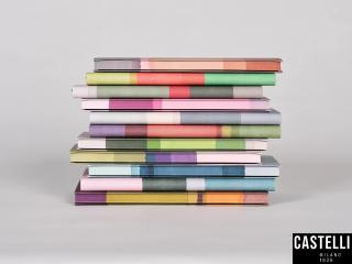Verschiedene Notizbücher von Castelli Milano in der Serie STRIPES in verschiedenen Größen mit Leineneinband.
