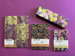 Unterschiedlich große Notizbücher mit Fadenbindung von Paperblanks mit verschiedenen Motiven, Stiftebox.