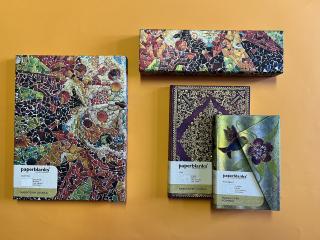Unterschiedlich große Notizbücher mit Fadenbindung von Paperblanks mit verschiedenen Motiven, Stiftebox.