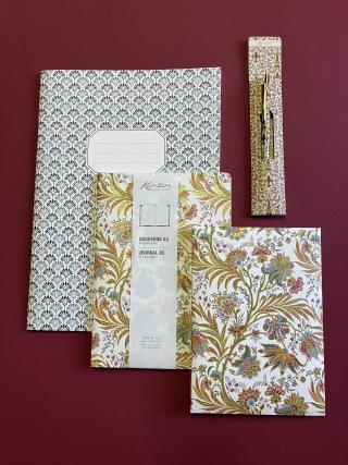 Heft in Größe A4 mit Blumenmuster, Kartenset und Kugelschreiber mit Blumen- und Blättermuster.