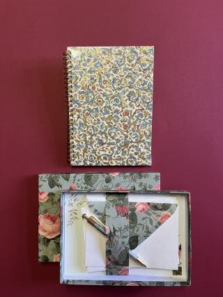 Spiralbuch mit Blätterdesign, Box mit Briefpapier und Kugelschreiber.