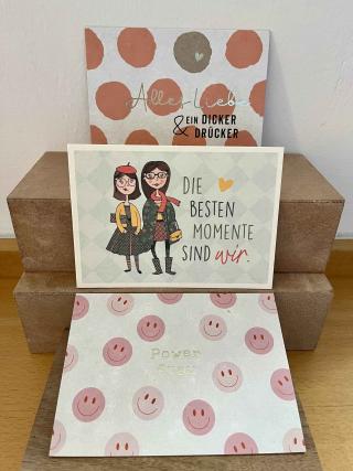 Diverse Grußkarten mit unterschiedlichen Motiven und Sprüchen. 
