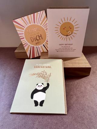 Diverse Grußkarten mit unterschiedlichen Motiven und Sprüchen. 