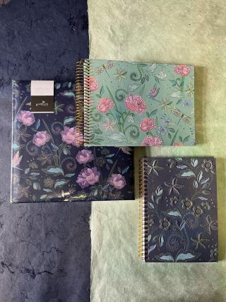 Fotoalbum, Spiralalbum und Notizbuch. Alle Artikel mit Blumen-, Blätter- und Schmetterlingsmotiven.