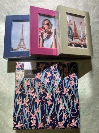 Fotoalbum mit Blumenmotiven, Aufbewahrungsboxen aus echtem Leinen inklusive Passepartout.