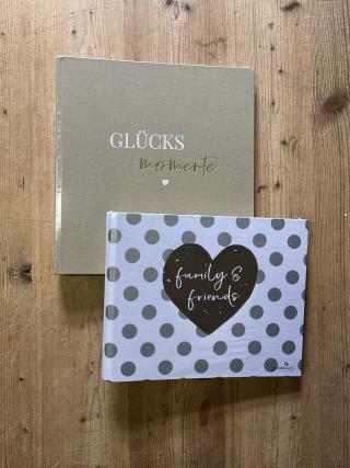 Fotoalbum mit dem Schriftzug Glücksmomente, Fotoalbum mit dem Schriftzug Family and Friends.