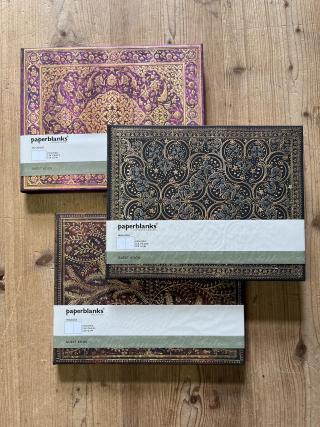 Gästebücher von paperblanks mit verschiedenen Motiven.