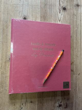 Gästebuch mit dem Schriftzug Familie und Freunde sind die Heimat des Herzens, Kugelschreiber.