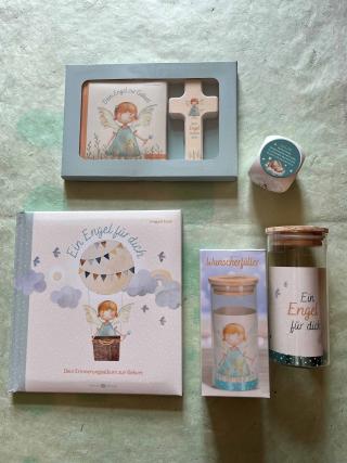 Erinnerungsalbum mit dem Titel Ein Engel für dich, Geschenkset mit Holzkreuz und Büchlein mit dem Titel Dein Engel zur Geburt, Gebetswürfel, Glasdose Wunscherfüller.