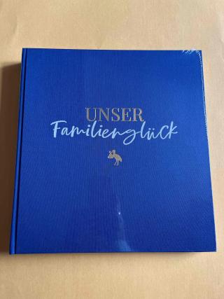 Fotoalbum mit dem Titel Unser Familienglück.