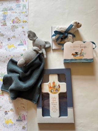 Schmusetuch mit Plüschelefant, Holzkreuz mit Spruch, Tauf-Geschenkset mit Büchlein und Plüschschaf.