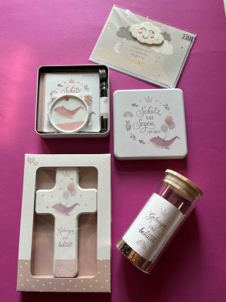 Holzkreuz mit Spruch in Geschenkebox, Geschenkebox zur Taufe mit Büchlein und weiteren Artikeln, Geschenkset in Glasdose, Taufbillett.