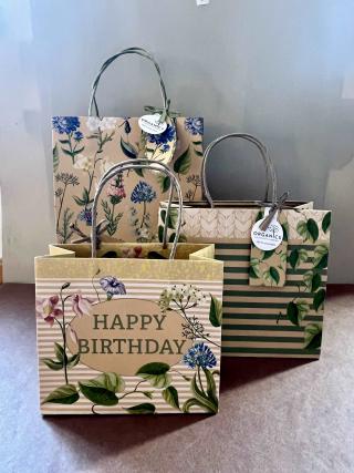 Geblümte und gestreifte Geschenktaschen in unterschiedlicher Größe.
Führt zu unseren weiteren Artikeln der Rubrik 