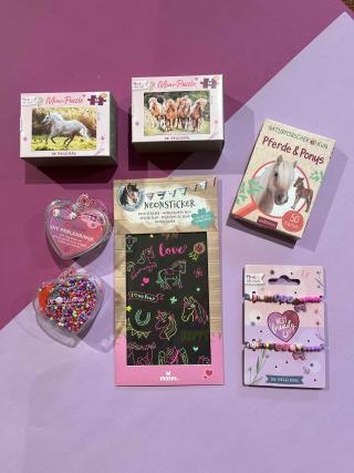 Mini-Puzzles mit Pferdemotiven, Neonsticker mit Pferde- und Einhornmotiven, Pferdequiz, bunte Perlenringe, bunte Armbänder