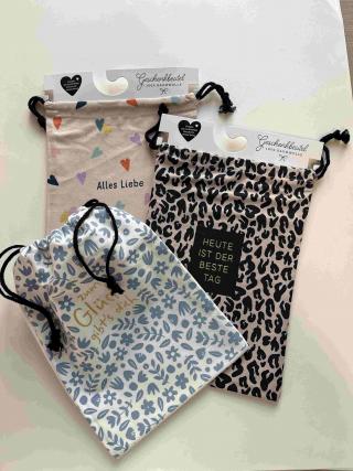 Geschenkbeutel aus Baumwolle mit unterschiedlichen Motiven und Sprüchen.