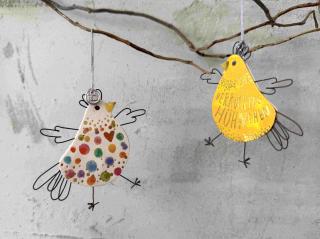 Crazy Chicks: Osteranhänger in Form von Hühnern aus Draht und Papier in unterschiedlichen Farben und mit unterschiedlichen Sprüchen.