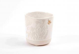 Lieblingsbecher aus Keramik mit aufgedruckten Wildblumen und Biene. 