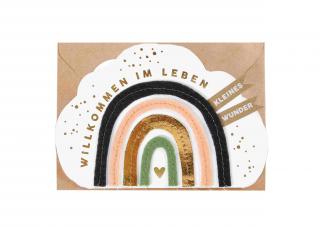 Karte in Regenbogenform mit Filz und goldenen Details und der Aufschrift 