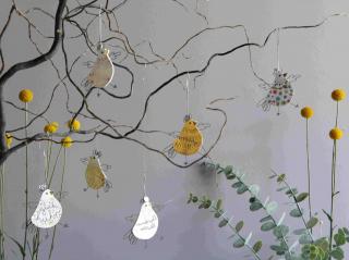 Crazy Chicks: Osteranhänger in Form von Hühnern aus Draht und Papier in unterschiedlichen Farben und mit unterschiedlichen Sprüchen.