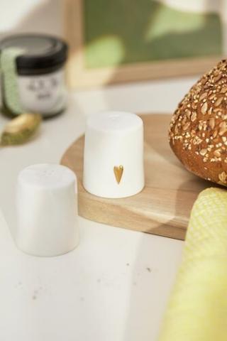 Salz- und Pfefferstreuer aus Keramik mit kleinem goldenen Herzen.