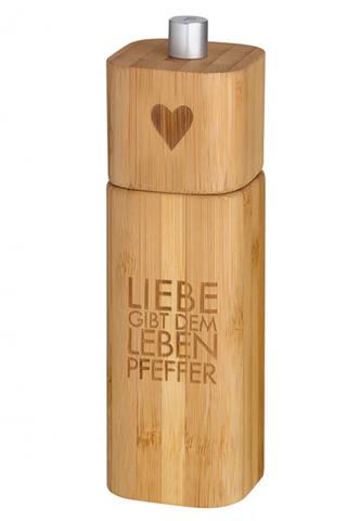 Pfeffermühle aus Holz mit der Aufschrift 